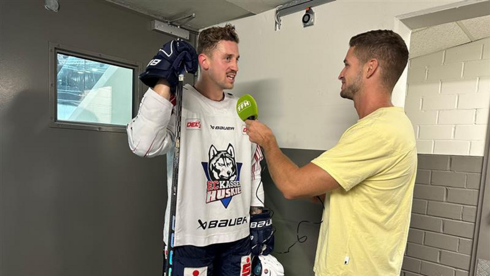 Huskies-Stürmer und Publikumsliebling Hans Detsch (links) im Gespräch mit FFH-Reporter Marius Franke (rechts).