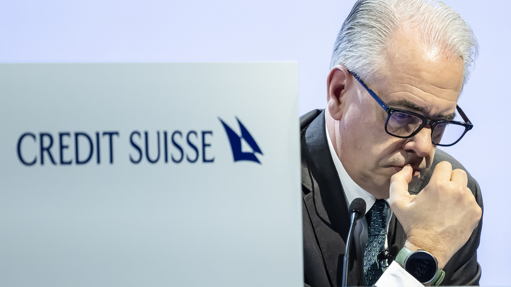Ulrich Körner, CEO der Schweizer Bank Credit Suisse, nimmt an der jährlichen Aktionärsversammlung der Schweizer Bankengruppe teil und schaut nachdenklich