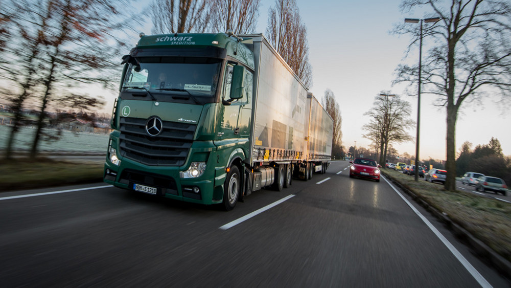 Warum machen LKW-Fahrer Lichthupe auf der Autobahn?