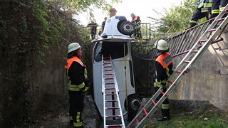 Gas und Bremse verwechselt: Transporter landet in Klingenberg am Main im Bach