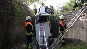 Gas und Bremse verwechselt: Transporter landet in Klingenberg am Main im Bach