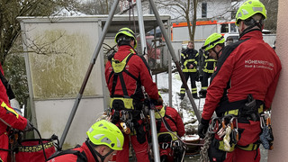Kassel: Feuerwehr rettet Hund aus acht Meter tiefem Schacht