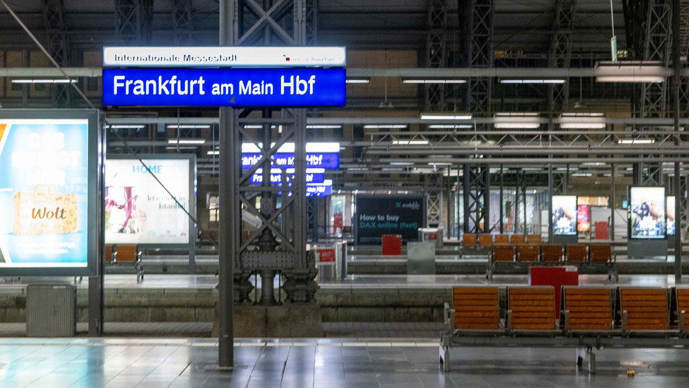 Gähnende Leere am frühen Morgen am größten Schienen-Drehkreuz Hessens: Wegen des Lokführer-Streiks fallen viele Verbindungen am Frankfurter Hauptbahnhof aus.