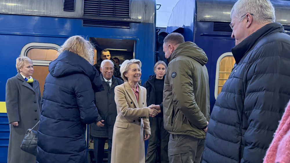 EU-Kommissionspräsidentin Ursula von der Leyen (M) und EU-Ratspräsident Antonio Costa (M l) kommen am dritten Jahrestag der russischen Invasion in die Ukraine in Kiew an. 