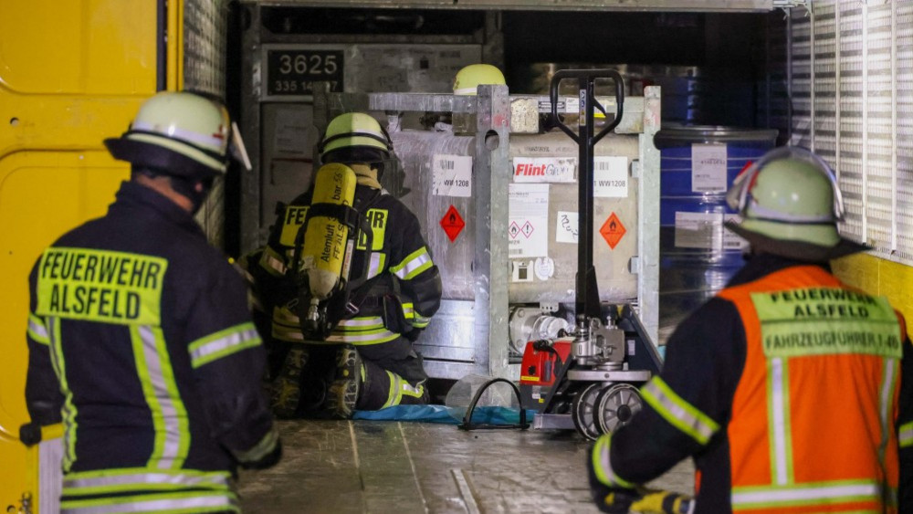 Die Feuerwehr musste den Anhänger des Sattelzugs erst leerräumen, um an den undichten Behälter mit der Druckerfarbe zu gelangen. 