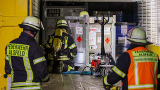 Feuerwehreinsatz in Alsfeld: Druckerfarbe von Sattelzug ausgelaufen
