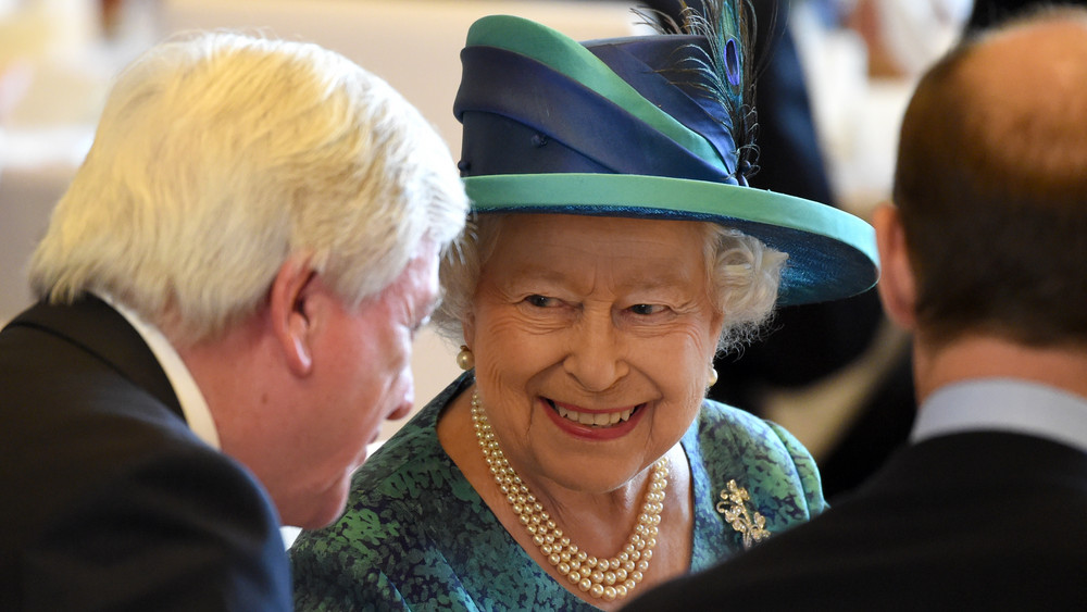 Die britische Königin Elizabeth II. unterhält sich im Juni 2015 im Römer in Frankfurt mit dem damaligen hessischen Ministerpräsidenten Volker Bouffier.