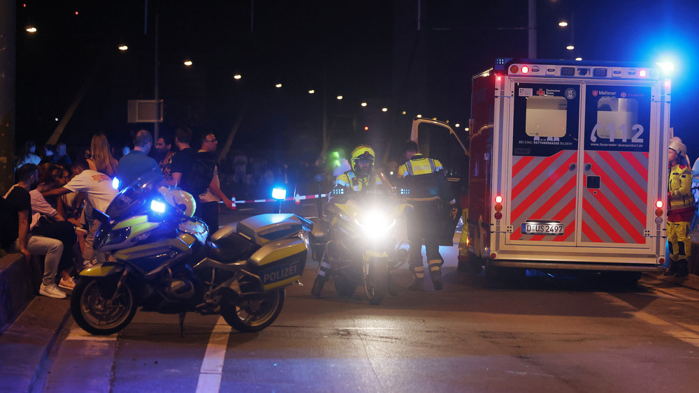 Polizisten, Sanitäter, Feuerwehrleute - sie werden im Einsatz immer öfter angegriffen. Dagegen will die Respektwoche des hessischen Innenministeriums ein Zeichen setzen (Symbolbild). 