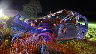 Mehrfach überschlagen: Frau stirbt auf Landstraße bei Eiterfeld