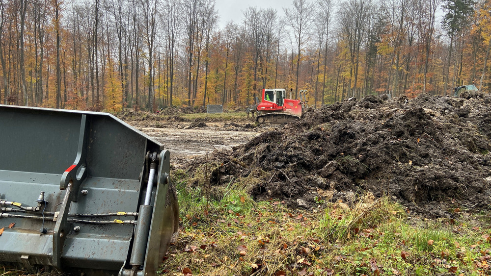 Am Montag sind die Arbeiten für den Windpark Reinhardswald in die heiße Phase übergangen. Hier wird gerade der Boden für den Bau des Fundaments am Anlagenstandort 3 vorbereitet.