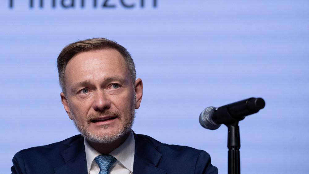 Christian Lindner (FDP), Bundesminister der Finanzen, spricht während einer Pressekonferenz.