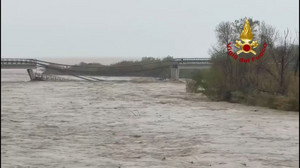 Nach starken Regenfällen: Brücke in Italien eingestürzt