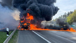 Vorsicht auf der A7: Mit Dachpappe beladener Lkw in Vollbrand