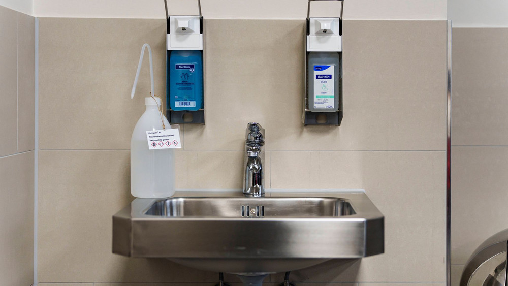 Stadt Frankfurt stellt umgebauten Drogen-Konsumraum vor