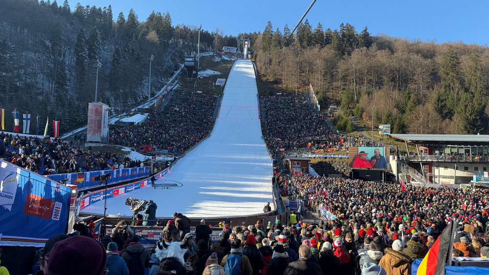 Das Skispringen in Willingen ist vor allem am Samstag meist ausverkauft.