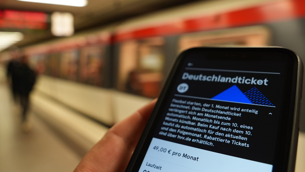 Das Deutschlandticket ist laut Verkehrsunternehmen ein Erfolg. Wenn es teurer wird, könnten aber Kunden abspringen.