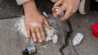 Gewalt bei Straßen-Blockade: Autofahrer prügelt in Mannheim