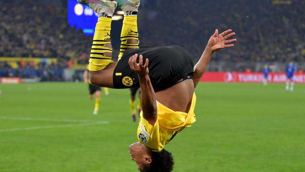 Karim Adeyemi feiert sein Tor mit einem Salto.