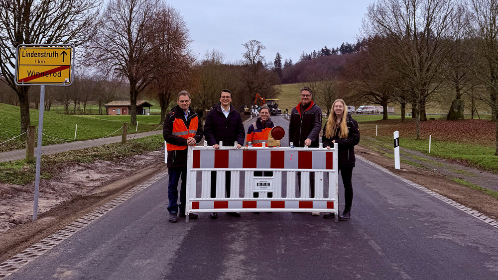 (v.l.) Bernd Marquordt, Sachgebietsleiter Fachdienst Bauen, Straßen- und Baudezernent Christopher Lipp, Straßenmeisterin Michaela Nägler, Daniel Seipp von HS Ingenieure und Franziska Segieth vom Fachdienst Bauen an der sanierten Kreisstraße 35.