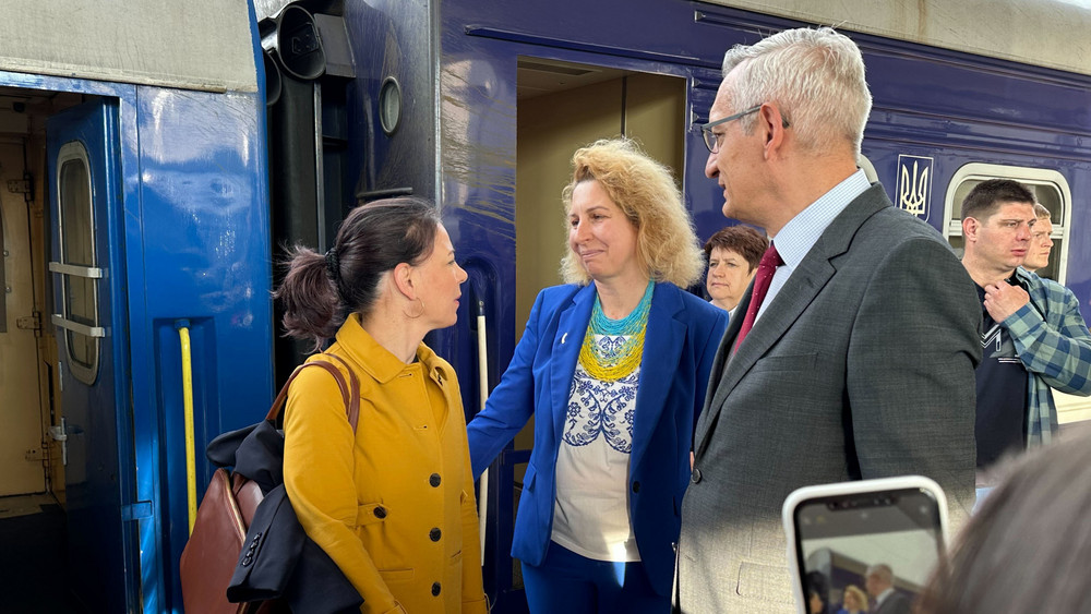 Außenministerin Annalena Baerbock wird bei der Ankunft am Bahnhof Kiew vom deutschen Botschafter Martin Jäger und einer Vertreterin des ukrainischen Protokolls empfangen.
