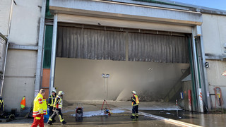 Offenbach: Brand in Müll-Lagerhalle in Daimlerstraße - hoher Schaden