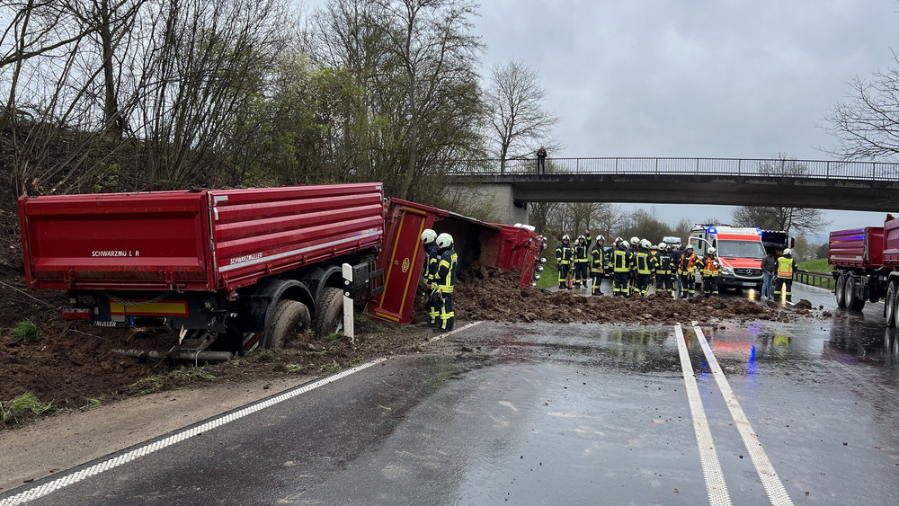 Der verunglückte LKW liegt umgekippt im Straßengraben