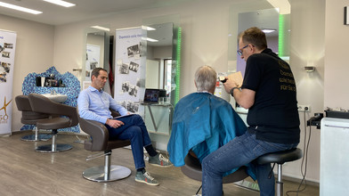 Politiker stehen beim Friseur in Oberursel Rede und Antwort