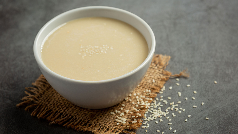 Leckere vegane Falafel: Dazu passt eine Sesamsauce