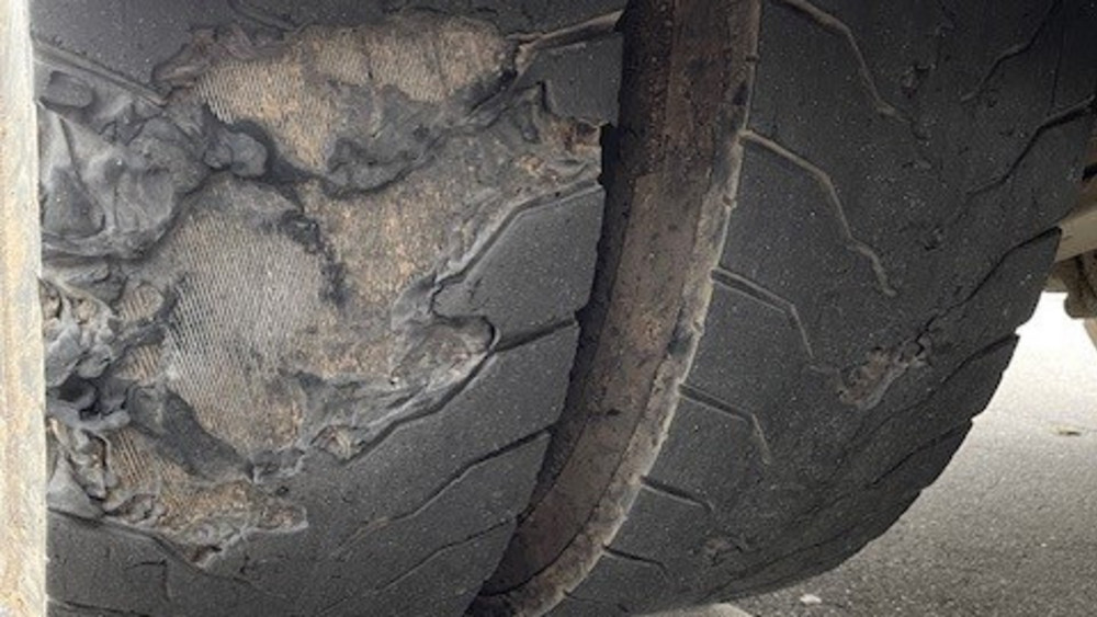 Massiv beschädigte Reifen an dem LKW.