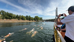 Frankreich: Hunderte tauchen bei erster Seine-Flussregatta in Paris seit 80 Jahren ins Wasser