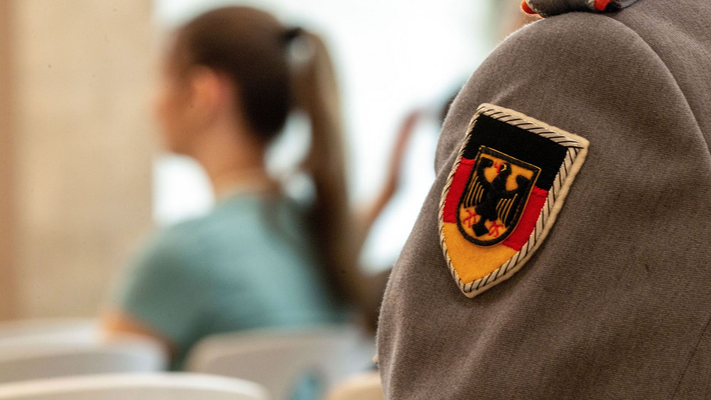 Jugendoffizier der Bundeswehr besucht Schulklasse