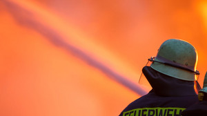Mannheim: Zehn Meter hoher Schrotthaufen auf Recyclinghof in Flammen