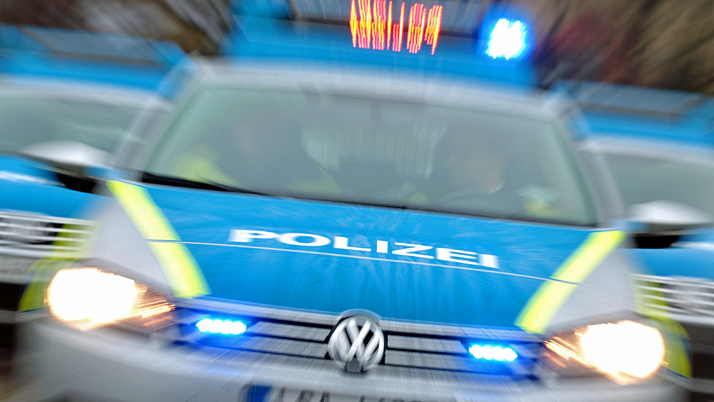 In Hünfeld hat ein SUV-Fahrer einen Unfall verursacht und ist danach geflüchtet (Symbolbild Blaulicht). 