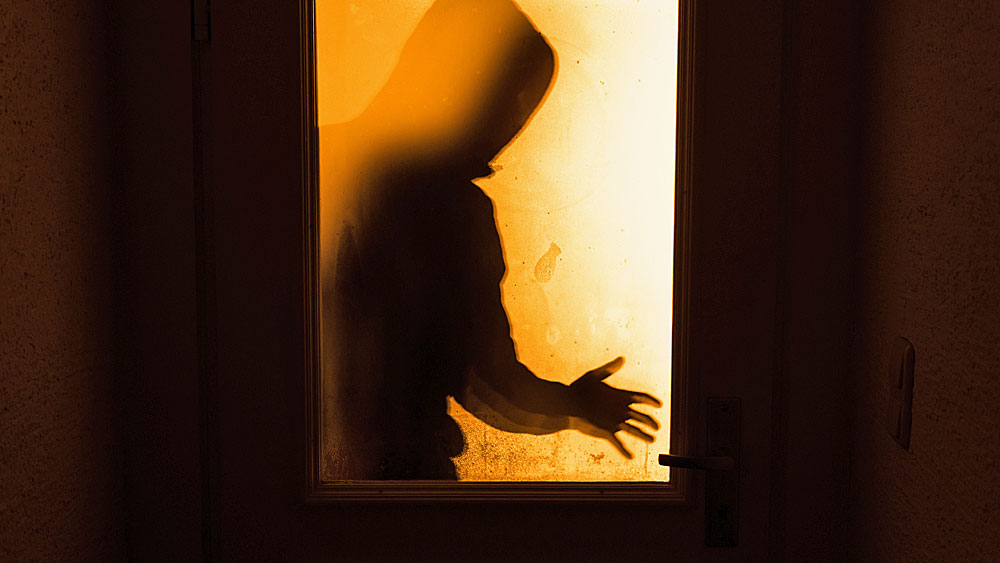 Ein Einbrecher verschafte sich am Morgen Zugang zu einem Haus in Cölbe, indem er ein Kellerfenster einwarf (Archivbild).
