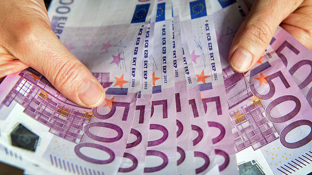 Zwei Hände mit vielen 500-Euro-Scheinen