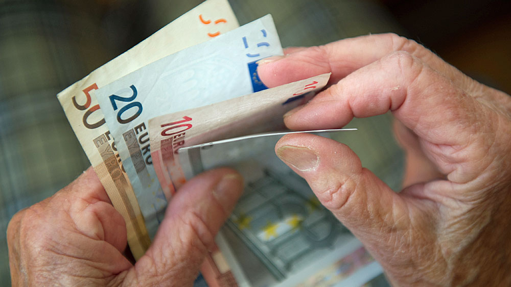 Immer mehr Menschen in Deutschland heben Bargeld an der Kasse ab (Symbolbild).