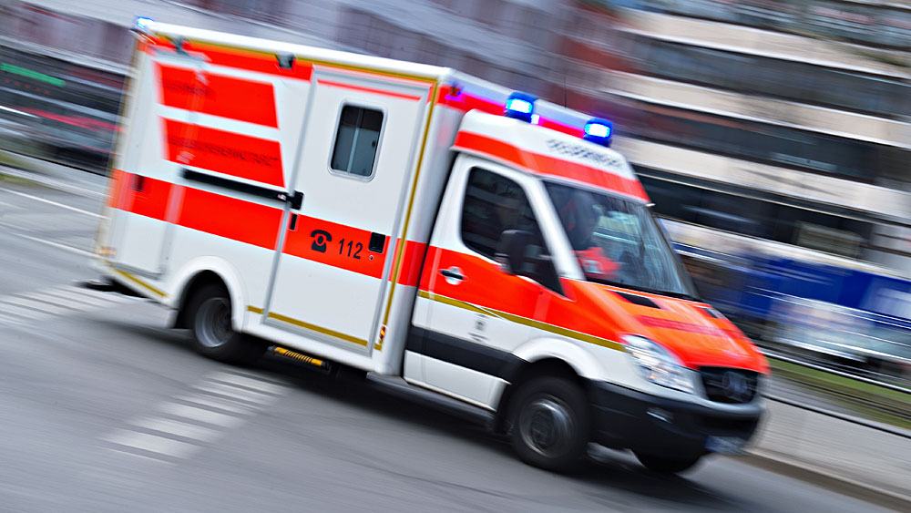 Ein Autofahrer soll den Krankenwagen ausgebremst und die Helfer danach beleidigt haben 