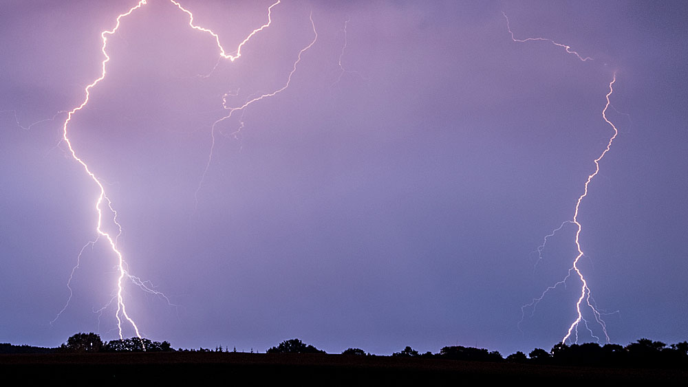 Schauer und Gewitter haben in Teilen von Hessen für umgestürzte Bäume und Überschwemmungen gesorgt (Symbolbild).