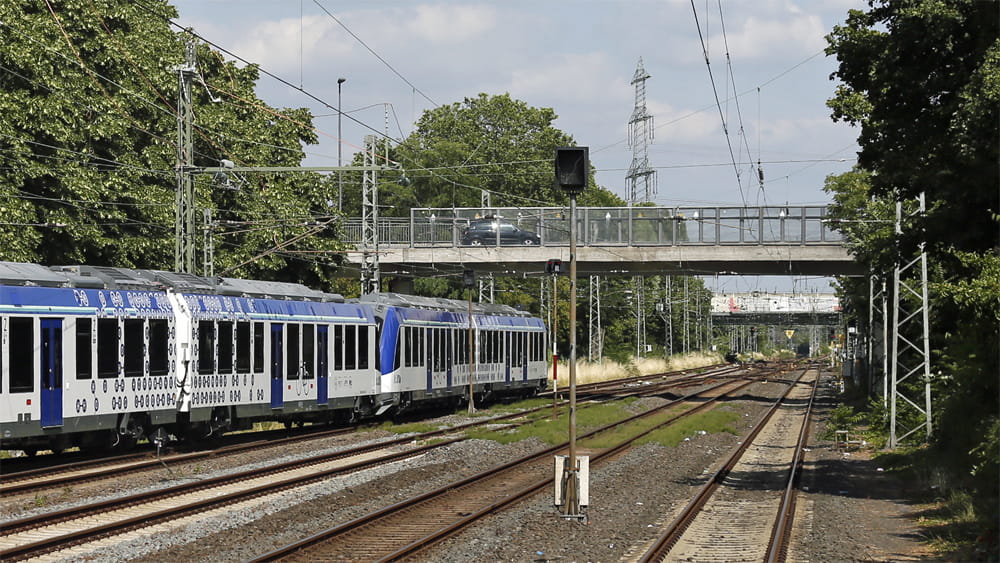 Die beschädigte Omegabrücke in Frankfurt-Griesheim soll schnell abgerissen werden, damit die S-Bahnen wieder fahren können.
