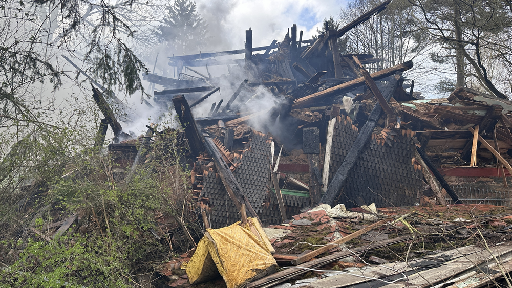 Das baufällig Haus des "Kannibalen von Rotenburg" - Armin Meiwes - war im April 2023 völlig ausgebrannt. Jetzt steht fest, dass die Staatsanwaltschaft derzeit gegen zwei Jugendliche ermittelt. 