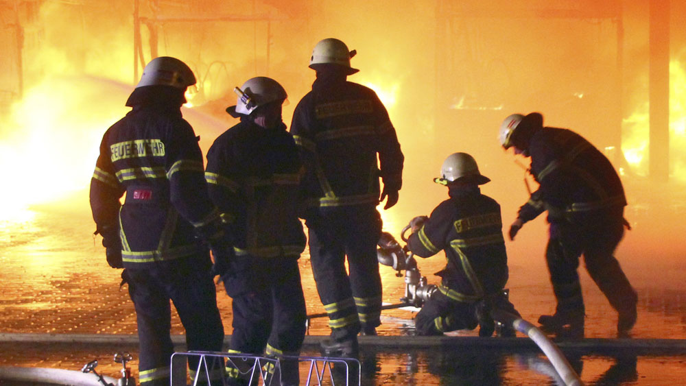Ein Toter, sechs Verletzte und 150.000 Euro Schaden. Ein Feuer hat in der Nacht in einem Mehrfamilienhaus in Darmstadt-Eberstadt gewütet. Das haben Polizei und Feuerwehr mitgeteilt.